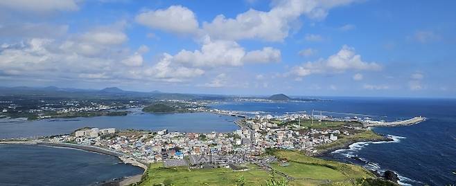 제주 해양치유센터가 서귀포시 성산읍 시흥공원 일대에 2028년까지 조성돼 2029년 1월쯤 개관할 예정이다. 사진은 센터가 들어설 성산읍 일대 전경. 제주 강동삼 기자