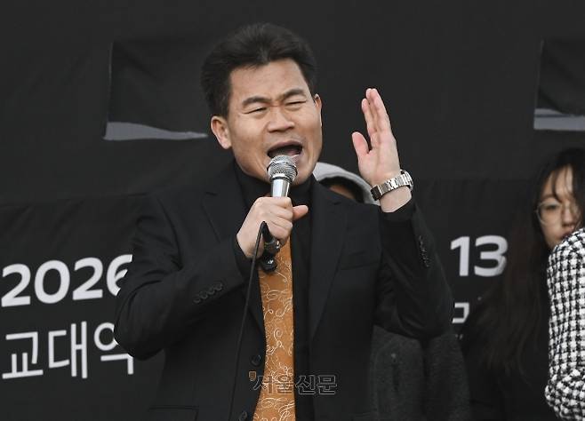 전 한국사 강사이자 유튜버 전한길이 19일 서울 서초구 서울중앙지법 인근에서 열린 무죄 선고 촉구 집회에서 발언하고 있다. 2026.2.19 이지훈 기자