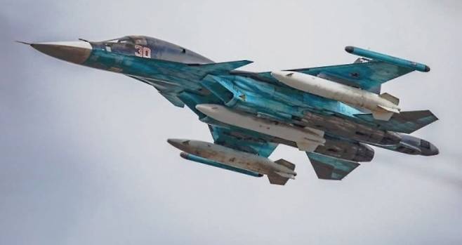 외부 연료탱크 3개를 장착한 러시아 Su-34 전투폭격기. 밀리터리워치매거진은 이 구성에서 항속거리가 약 8000㎞에 달해 모스크바에서 워싱턴까지 비행할 수 있다고 주장했다. 밀리터리워치매거진 캡처
