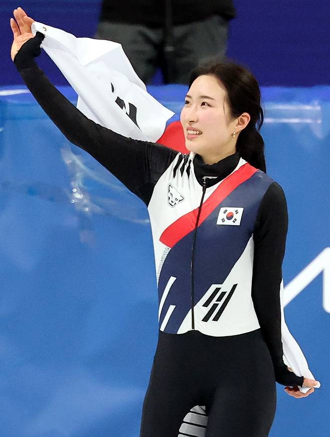 김길리가 21일(한국시간) 밀라노 아이스스케이팅 아레나에서 열린 쇼트트랙 여자 1500m 결선에서 금메달을 따낸 뒤 태극기를 들고 트랙을 돌고 있다. 밀라노ㅣ뉴시스