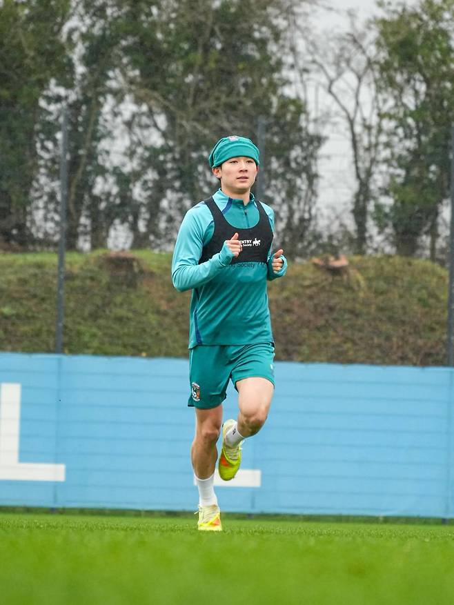 양민혁은 코번트리에서 출전 기회를 잡지 못한 채, 강등 위기에 놓인 토트넘 복귀까지 걱정해야 하는 상황이다. 사진출처|코번트리 시티 페이스북