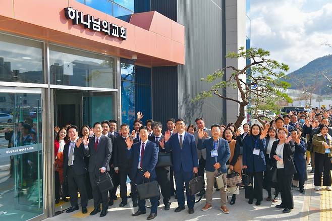 ‘김해율하 하나님의 교회’ 헌당식 참석자들이 질서 있게 입장하고 있다.