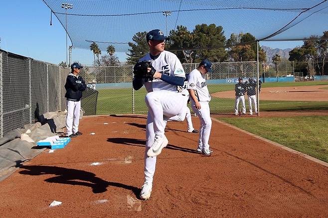 NC 라일리 톰슨(왼쪽)이 미국 애리조나주 투손에서 투구훈련을 하고 있다. NC 다이노스 제공