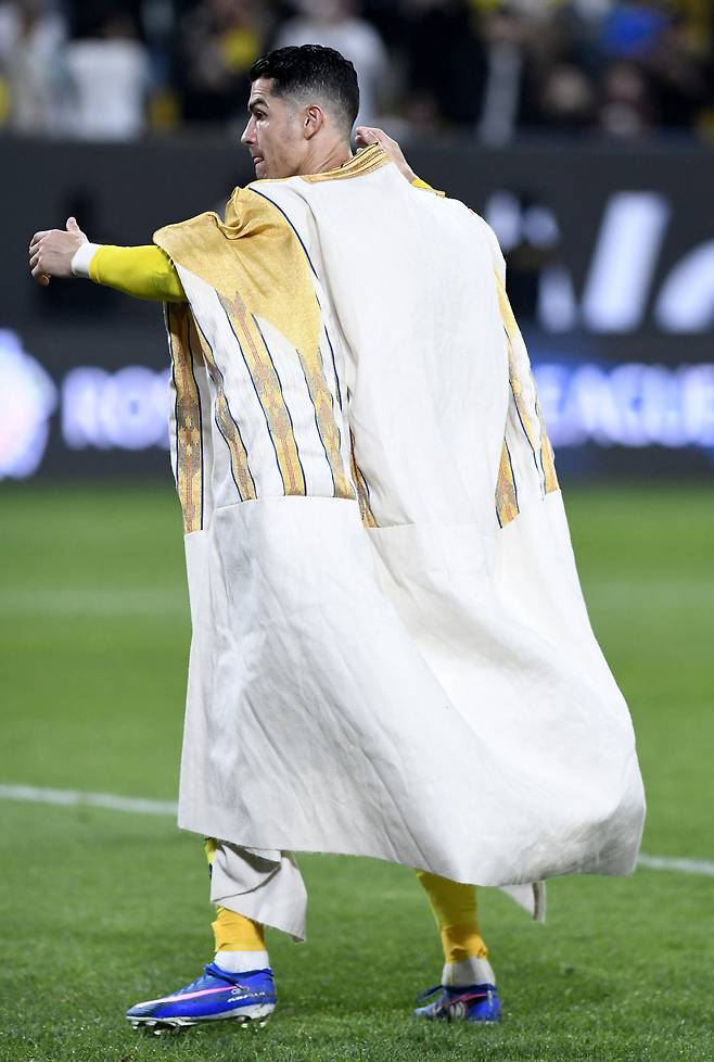 호날두가 지난 21일 사우디아라비아 리야드 알아왈 파크에서 열린 사우디 프로리그 알나스르와 알하즘의 경기에서 팀 승리 후 세리머니를 펼치고 있다. 로이터