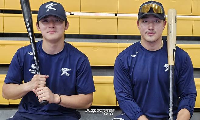 2003년생 동기 김도영(왼쪽)과 안현민이 지난 1월16일 사이판 올레아이 구장에서 진행 한 WBC 야구 대표팀 훈련을 마치고 인터뷰하고 있다. 사이판 | 심진용 기자