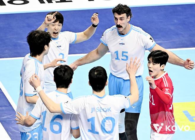 남자배구 대한항공 선수들이 22일 인천 계양체육관에서 열린 V리그 현대캐피탈전 득점 후 기뻐하고 있다. KOVO 제공