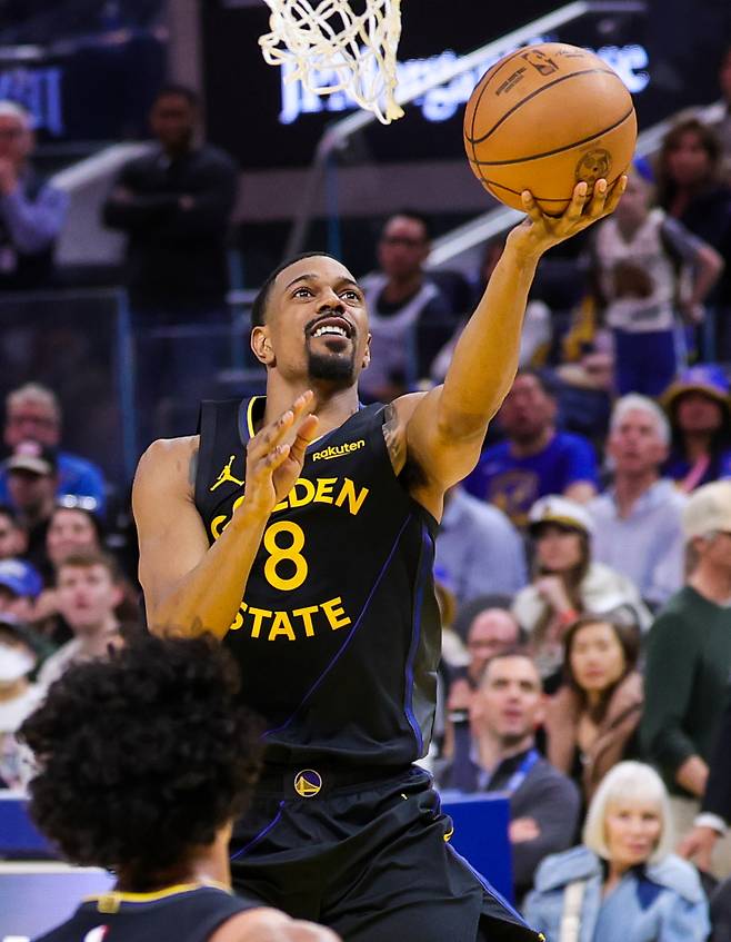 디앤서니 멜튼이 23일 미국 캘리포니아주 샌프란시스코의 체이스 센터에서 열린 덴버 너기츠와 2025~2026 미국프로농구 정규리그 홈경기에서 슛을 하고 있다.  샌프란시스코 | 신화연합뉴스