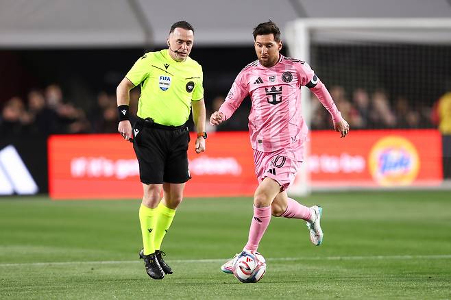 리오넬 메시(오른쪽) | AP연합뉴스