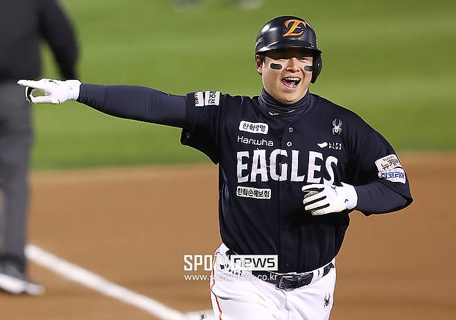 ▲ 노시환. 한화 이글스는 23일 오전 주전 3루수 노시환과 비FA 다년계약 체결을 공식 발표했다. 계약 조건은 2027시즌부터 2037시즌까지 11년이며 옵션 포함 총액은 무려 307억원이다. FA 계약과 비FA 다년계약을 통틀어 KBO리그 역대 최장기이자 최대 규모 계약을 자랑했다.&nbsp;​​​​​​​ⓒ곽혜미 기자