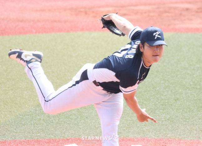 WBC 한국 야구 대표팀이 23일 일본 오키나와현 카데나 야구장에서 한화 이글스와 연습경기를 가졌다. 대표팀 선발 곽빈이 역투하고 있다. /사진=김진경 대기자