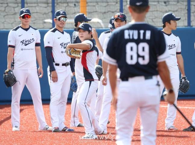WBC 한국 야구 대표팀이 23일 일본 오키나와현 카데나 야구장에서 한화 이글스와 연습경기를 가졌다. 김택연을 비롯한 대표팀 투수진이 수비 훈련을 하고 있다. /사진=김진경 대기자