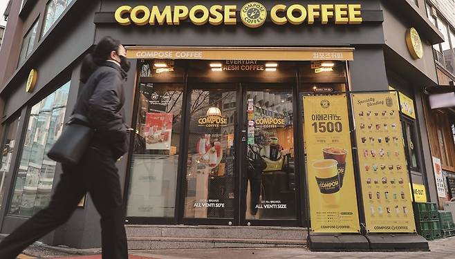 컴포즈커피가 최근 신메뉴로 분모자 떡볶이를 출시해 화제다.[사진｜뉴시스]