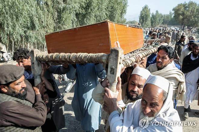 파키스탄, 아프간 7곳 공습…주민 최소 18명 사망 (비흐수드[아프가니스탄] AFP=연합뉴스) 22일(현지시간) 아프가니스탄 동부 낭가르하르주 비흐수드 지역 주민들이 파키스탄군의 공습으로 숨진 이의 장례식을 지내고 있다.
