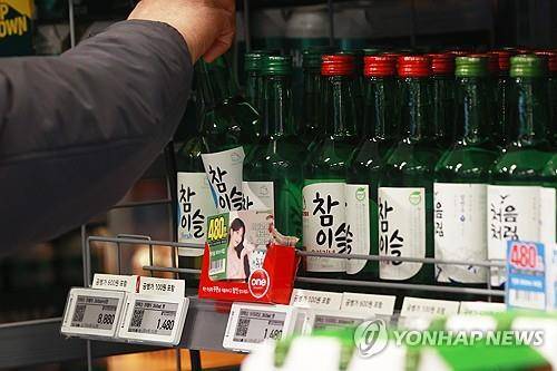 서울시내 한 대형마트에 진열된 참이슬 [연합뉴스 자료사진]