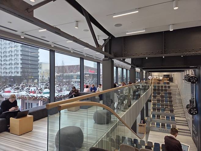 러시아 젊은이들이 애용하는 현대차 전시장 (모스크바=연합뉴스) 최인영 특파원 = 러시아 모스크바 번화가에 위치한 현대모터스튜디오의 2층 모습. 청년들이 각자 노트북을 켜고 업무를 보는 공유 오피스로 이용되고 있다. 2026.2.23 abbie@yna.co.kr (끝)