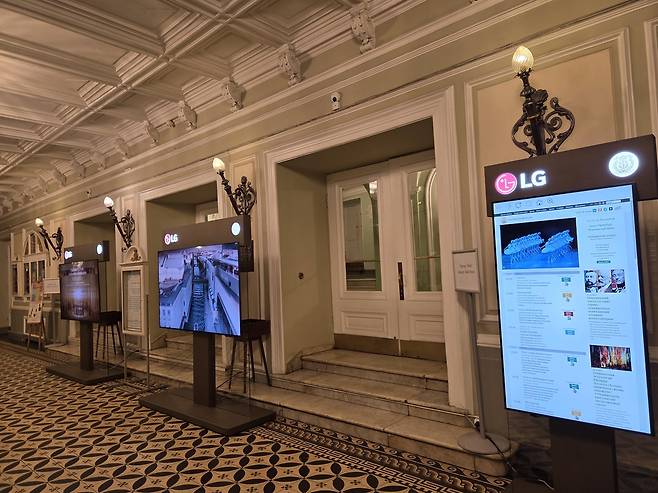 러시아 마린스키 극장의 LG 모니터들 (상트페테르부르크=연합뉴스) 최인영 특파원 = 러시아 상트페테르부르크 마린스키 극장 복도에 다양한 공연 정보를 알리는 LG전자의 디스플레이들이 설치돼 있다. 2026.2.23 abbie@yna.co.kr (끝)