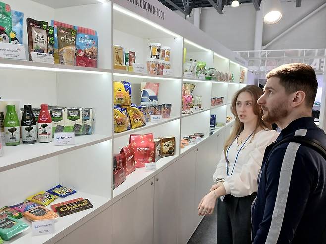 모스크바 국제식품박람회 참가한 K푸드 (모스크바=연합뉴스) 2026 러시아 모스크바 국제식품박람회에 마련된 통합한국관에서 한국 식품 둘러보는 러시아 바이어. [한국농수산식품유통공사(aT) 모스크바지사 제공] 2026.2.23 abbie@yna.co.kr (끝)