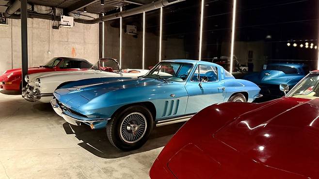 '더 뉴 아메리칸 홈(TNAH) 2026' 지하 주차장의 클래식카 (올랜도=연합뉴스) 이지헌 특파원 = 지난 18일(현지시간) 방문한 미 플로리다주 올랜도시 인근 윈터파크의 '더 뉴 아메리칸 홈(TNAH) 2026' 지하 주차장. 2026.2.22 pan@yna.co.kr