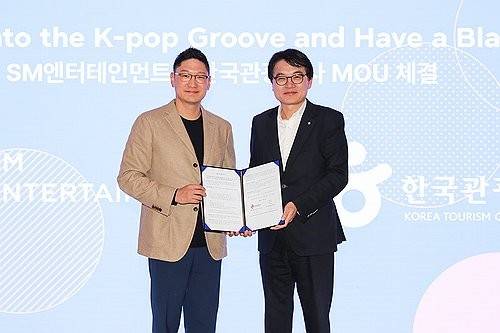 관광공사, SM엔터와 한류관광 활성화 맞손…공동 프로모션 진행     (서울=연합뉴스) 지난 7일 서울 성동구 SM엔터테인먼트 본사에서 열린 한류 관광 활성화를 위한 업무 협약식에서 유진호 한국관광공사 관광콘텐츠전략본부장(오른쪽)과 탁영준 SM엔터테인먼트 COO가 협약 체결 후 기념 촬영하고 있다. 2024.2.8 [한국관광공사 제공. 재판매 및 DB 금지]