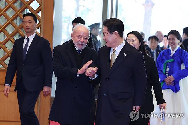청와대 본관 들어서는 한-브라질 정상 (서울=연합뉴스) 한상균 기자 = 이재명 대통령과 루이스 이나시우 룰라 다시우바 브라질 대통령이 23일 청와대에서 열린 국빈 방한 공식환영식을 마친 뒤 본관 건물로 들어서고 있다. 2026.2.23 xyz@yna.co.kr