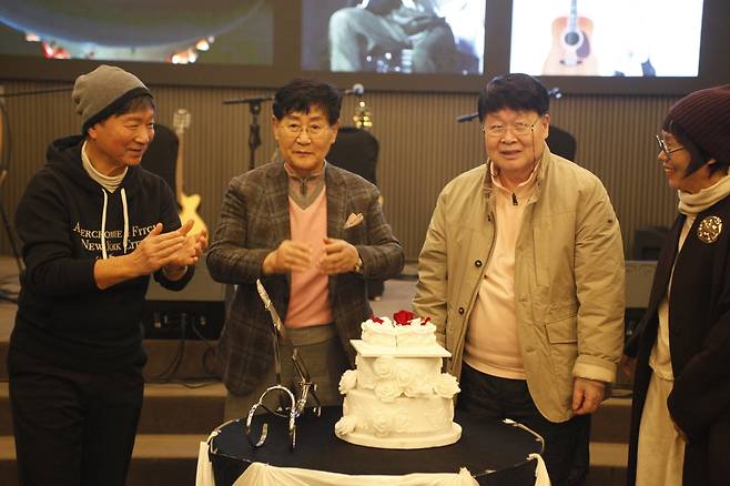 쎄시봉 윤형주·송창식 '깜짝' 팔순 잔치 (서울=연합뉴스) 이태수 기자 = 지난 22일 오후 서울 시내 한 호텔에서 열린 가요계 신년회에서 쎄시봉 윤형주와 송창식의 팔순을 축하하는 자리가 깜짝 마련됐다. 왼쪽부터 김세환, 윤형주, 송창식, 남궁옥분. 2026.2.23 [남궁옥분 제공. 재판매 및 DB 금지]