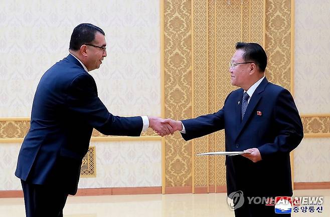 북한 최룡해, 팔레스티나 신임대사 신임장 접수 (평양 조선중앙통신=연합뉴스) 최룡해 북한 국무위원회 제1부위원장(오른쪽)이 지난 25일 만수대의사당에서 오마르 자말 오마르 파키흐 팔레스티나 신임대사로부터 신임장을 받았다고 조선중앙통신이 26일 보도했다. 2025.9.26 
    [국내에서만 사용가능. 재배포 금지. For Use Only in the Republic of Korea. No Redistribution] nkphoto@yna.co.kr