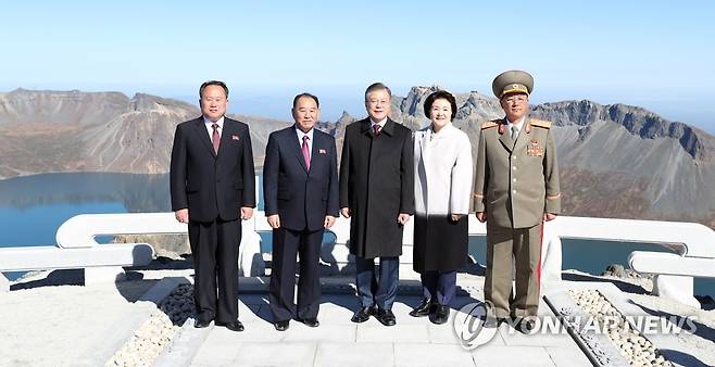 [평양정상회담] 문 대통령 내외, 북측 인사들과 함께 (서울=연합뉴스) 평양사진공동취재단 배재만 기자 = 문재인 대통령과 김정숙 여사가 20일 오전 백두산 천지에서 북측 인사들과 기념촬영을 하고 있다. 
    왼쪽부터 리선권 조평통위원장, 김영철 통일전선부장, 문 대통령, 김정숙 여사, 노광철 인민무력상. 2018.9.21 scoop@yna.co.kr