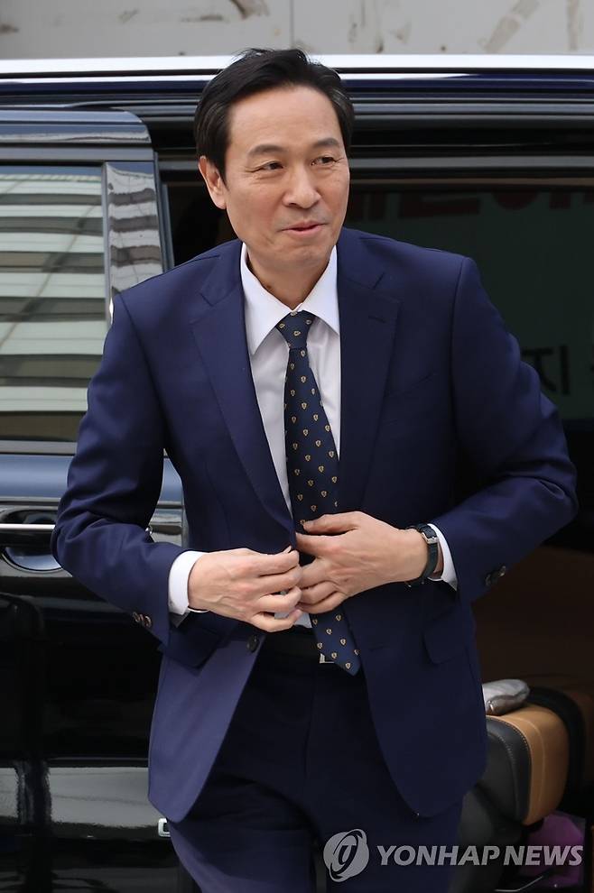 강원도지사에 도전하는 우상호 전 청와대 정무수석 (서울=연합뉴스) 이동해 기자 = 6·3 지방선거 강원도지사에 도전하는 우상호 전 청와대 정무수석이 23일 서울 영등포구 여의도 더불어민주당 중앙당사에서 열린 광역단체장 후보 면접에 참석하고 있다. 2026.2.23 eastsea@yna.co.kr