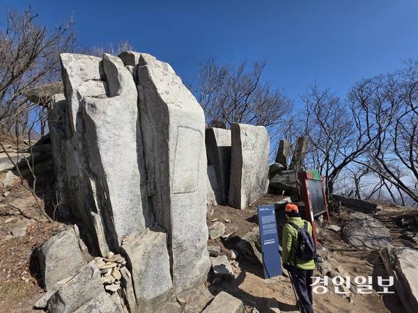 참성단 중수비. 1717년 강화유수 최석항이 무너진 참성단을 보수한 뒤 그 내용을 암벽에 새겼다. 한 등반객이 참성단 중수비 안내문을 읽고 있다. 2026.2.16 /정진오기자 schild@kyeongin.com