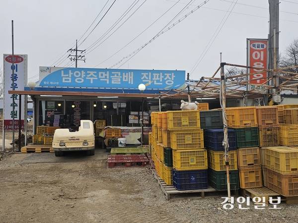 별내~의정부간 국도 43호선 도로변에서 40년째 배농사를 하며 판매장을 운영하고 있는 이용우씨의 먹골배 판매장. 2026.2.24 남양주/이종우기자 ljw@kyeongin.com