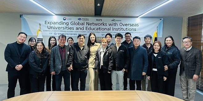 ▲ 대경대학교 한류캠퍼스를 방문한 태국 브라파대학교 대표단이 기념사진을 찍고 있다. /사진제공=대경대학교