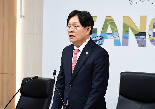 24일 강화군청에서 열린 기자회견에서 박용철 강화군수가 제2차 인천도시철도망 구축계획에 강화연결 전철 신설을 포함하라고 촉구하고 있다. 사진=강화군