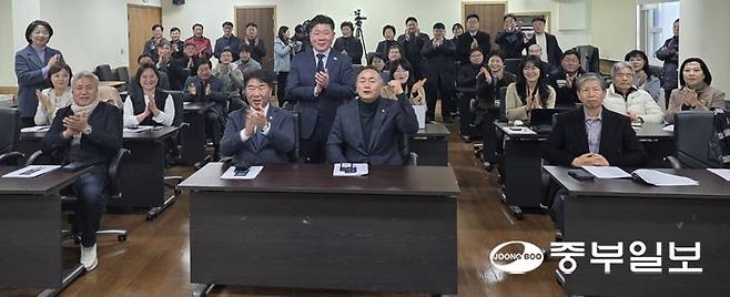 최승원 전 국토교통부 장관 정책보좌관(가운데)이 24일 고양시의회에서 기자회견을 진행한 후 취재진 및 지지자들과 기념사진을 촬영하고 있다. 김태훈기자