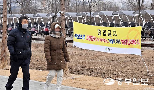 왕송호수에 있는 야생조류 폐사체에서 고병원성 AI가 검출되며 의왕시가 방역조치에 나선 가운데 24일 오후 의왕시 왕송호수데크길에 출입을 통제하는 안내문이 게시돼 있다. 김경민기자