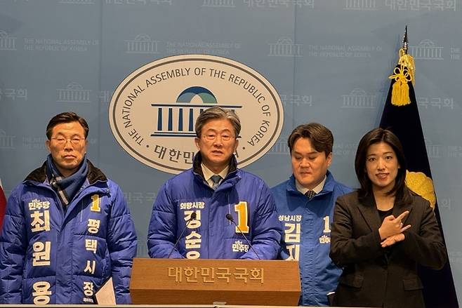 정순욱 예비후보가 24일 국회 소통관에서 '경기 남부 공동발전 정책협약'을 발표하고 있는 모습. 사진=정순욱 선거사무소