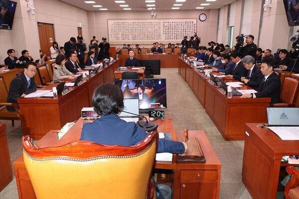 추미애 국회 법제사법위원회 위원장이 24일 국회 법제사법위원회 전체 회의에서 안건을 상정하고 있다.연합뉴스