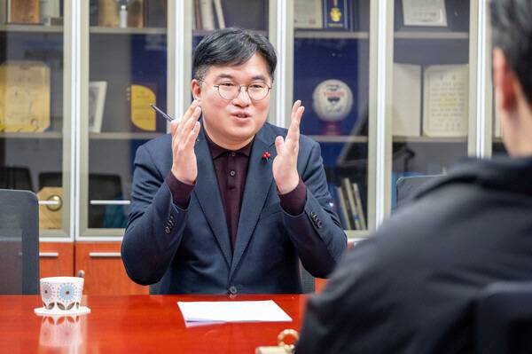 전남광주통합특별시장에 출마를 선언한 정준호 국회의원이 최근 SNS를 통해 박지원 의원의 '될 사람 밀어주자' 발언을 정면으로 반박하고 세대교체를 강조하고 나섰다. 전남일보 자료사진