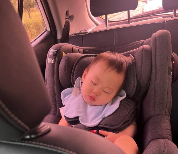 어린이집과 할머니·할아버지 집을 오가며 하루를 보낸 도율이가 지친 듯 잠들어 있다.