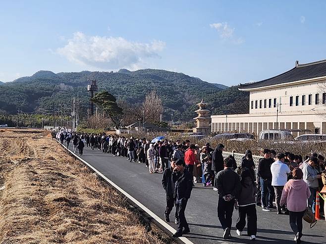 국립경주박물관을 찾은 관람객들이 긴 줄을 서서 입장을 기다리고 있다. /국립경주박물관 제공