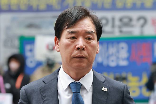 6·3 지방선거 경북도지사에 도전하는 오중기 전 청와대 행정관이 24일 서울 영등포구 여의도 더불어민주당 중앙당사에서 열린 광역단체장 후보 면접을 마친 뒤 이동하고 있다. /연합뉴스