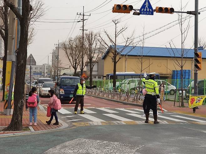 ▲ 영천초등학교 등교길에 교통 경찰과 안전요원이 어린 학생들의 교통안전을 책임지고 있다. 권오석 기자