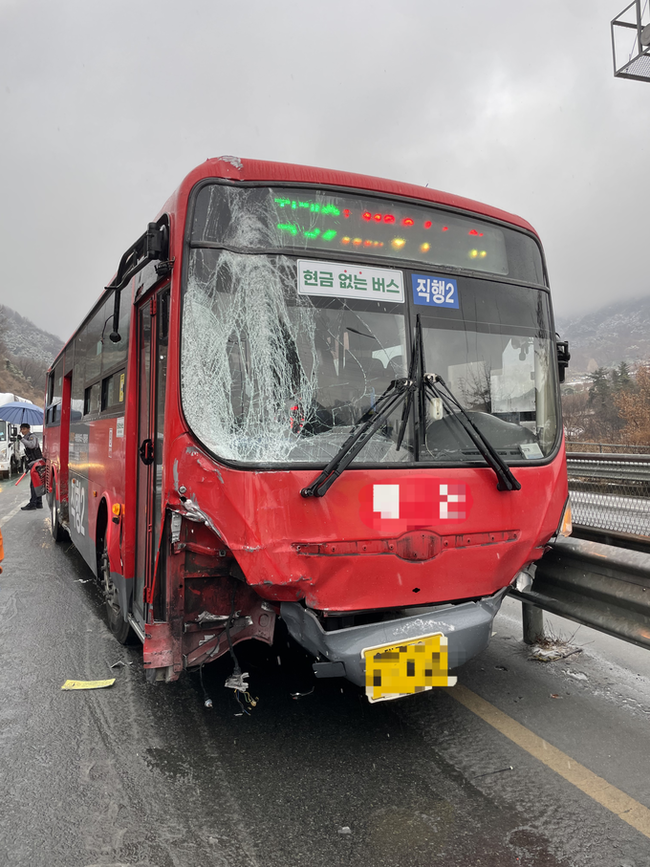 ▲ 달성군 유가읍 테크노폴리스 인근 도로에서 오후 3시 30분 버스가 눈길에 단독으로 미끄러지는 사고가 발생했다. 대구소방안전본부