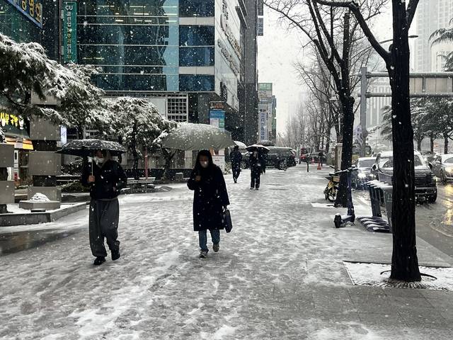 24일 대구지역에 많은 눈이 내리면서 시민들이 총총걸음으로 이동하고 있다. 김정원 기자