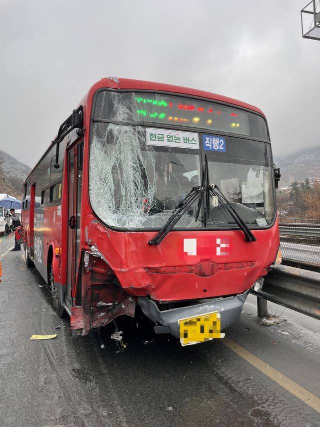24일 오후 3시30분께 대구 달성군 유가읍 일대에서 시내버스가 눈길에 미끄러지면서 다른 차량과 추돌하는 사고가 발생했다. 대구소방안전본부 제공