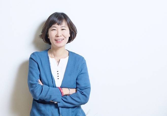 김지영 <재>대구사회가치금융 상임이사가 사무실에서 포즈를 취하고 있다. 이승엽기자