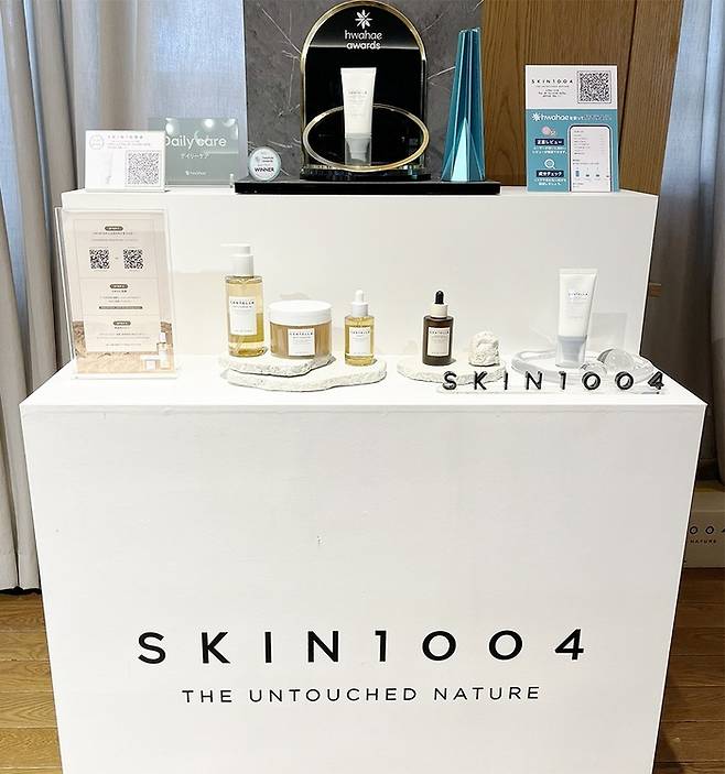 일본 도쿄 '화해 어워드 인 도쿄 2026: K뷰티 쇼케이스' 행사장에 마련된 스킨1004 부스./사진=크레이버코퍼레이션