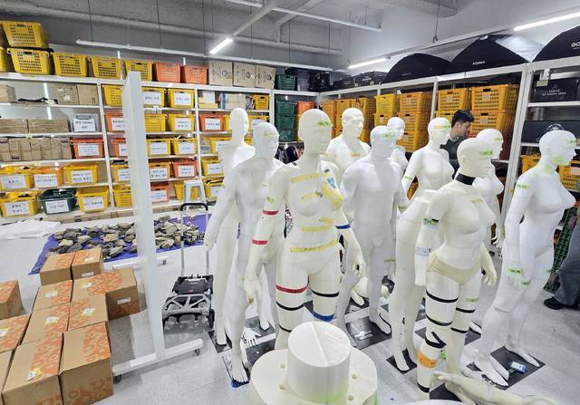 게임 내 물품의 3D 스캔에 사용하는 소품들. 박준영 기자.