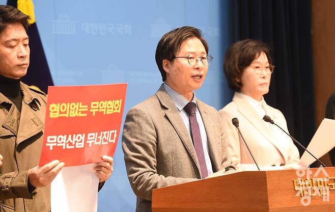 이승훈 한국전시주최자협회 명예회장이 24일 오전 서울 여의도 국회 소통관에서 열린 코엑스 전시장 대규모 폐쇄 규탄 기자회견에서 발언을 하고 있다./ 이호형 기자 leemario@sporbiz.co.kr 2026.02.24