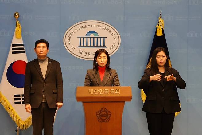▲김소희 국민의힘 의원(가운데)과 이상일 용인시장이 24일 서울 여의도 국회의원회관에서  12차 전력수급기본계획 위원회 관련 기자회견을 열고 있다. 사진= 김소희 의원실