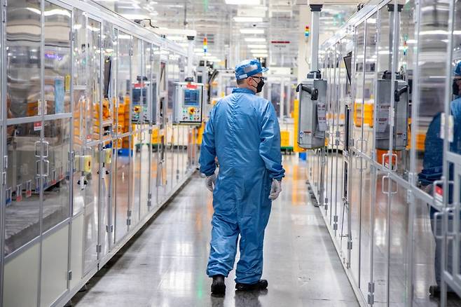 LG에너지솔루션 미시간 홀랜드 공장에서 직원이 배터리 생산 공정을 살펴보고 있다.[사진=LG에너지솔루션]